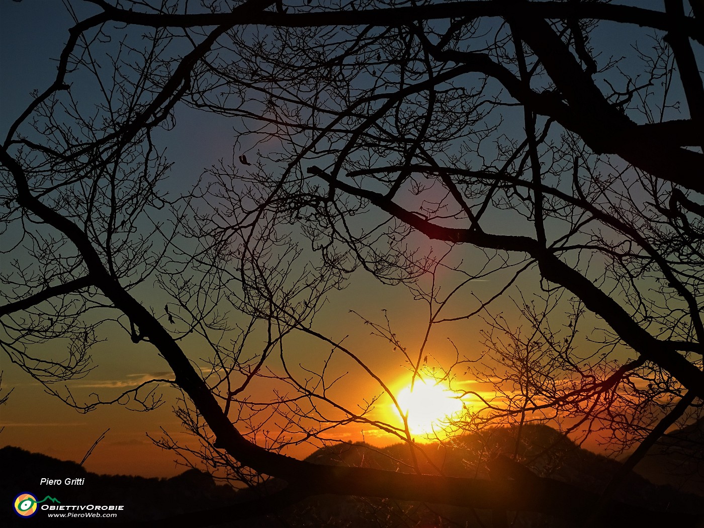 76 Il sole tramonta rosseggianta sulla Corna Bianca.JPG